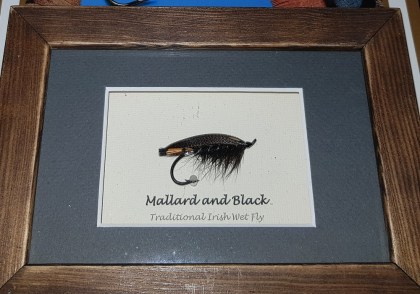 Sztuczna mucha wędkarska w drewnianej ramce hak łososiowy prezent upominekMallard and Claret Traditional Irish Wet Fly.